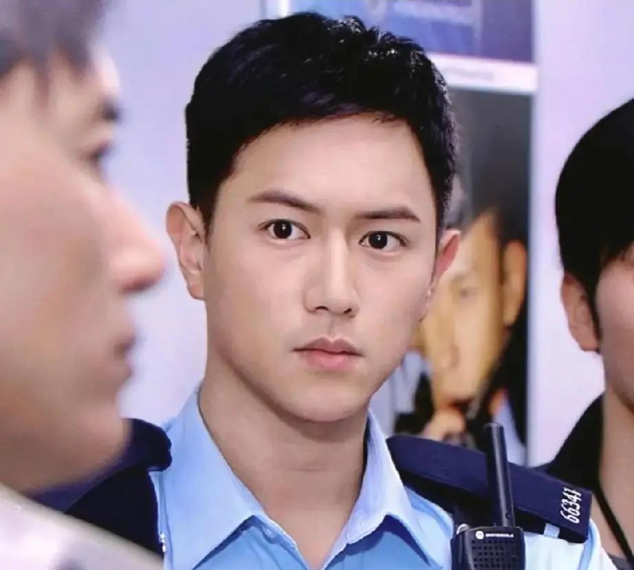 46岁黄金期，他扔下顶流饭碗
 
脑血管天生少一条，医生说再熬夜拍戏随时脑出血。