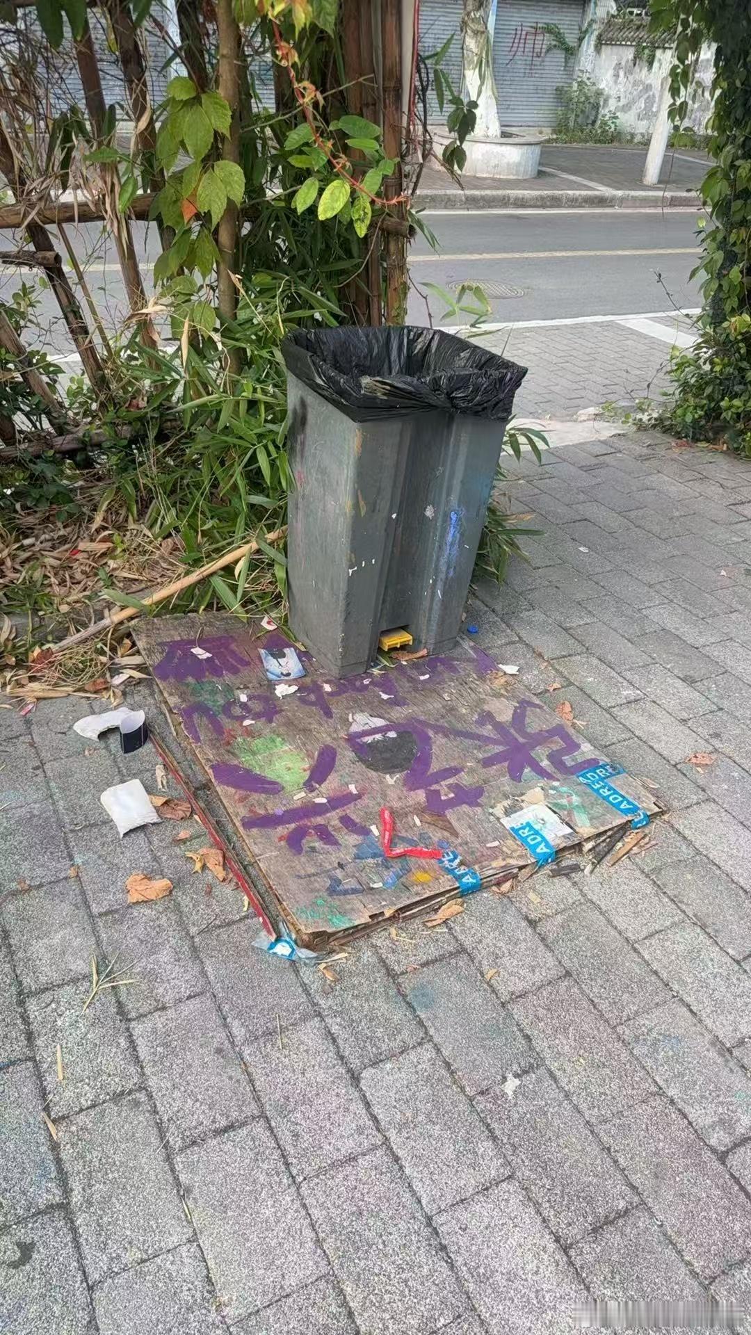 张艺兴物归原主[哈哈][哈哈][哈哈][哈哈] ​​​