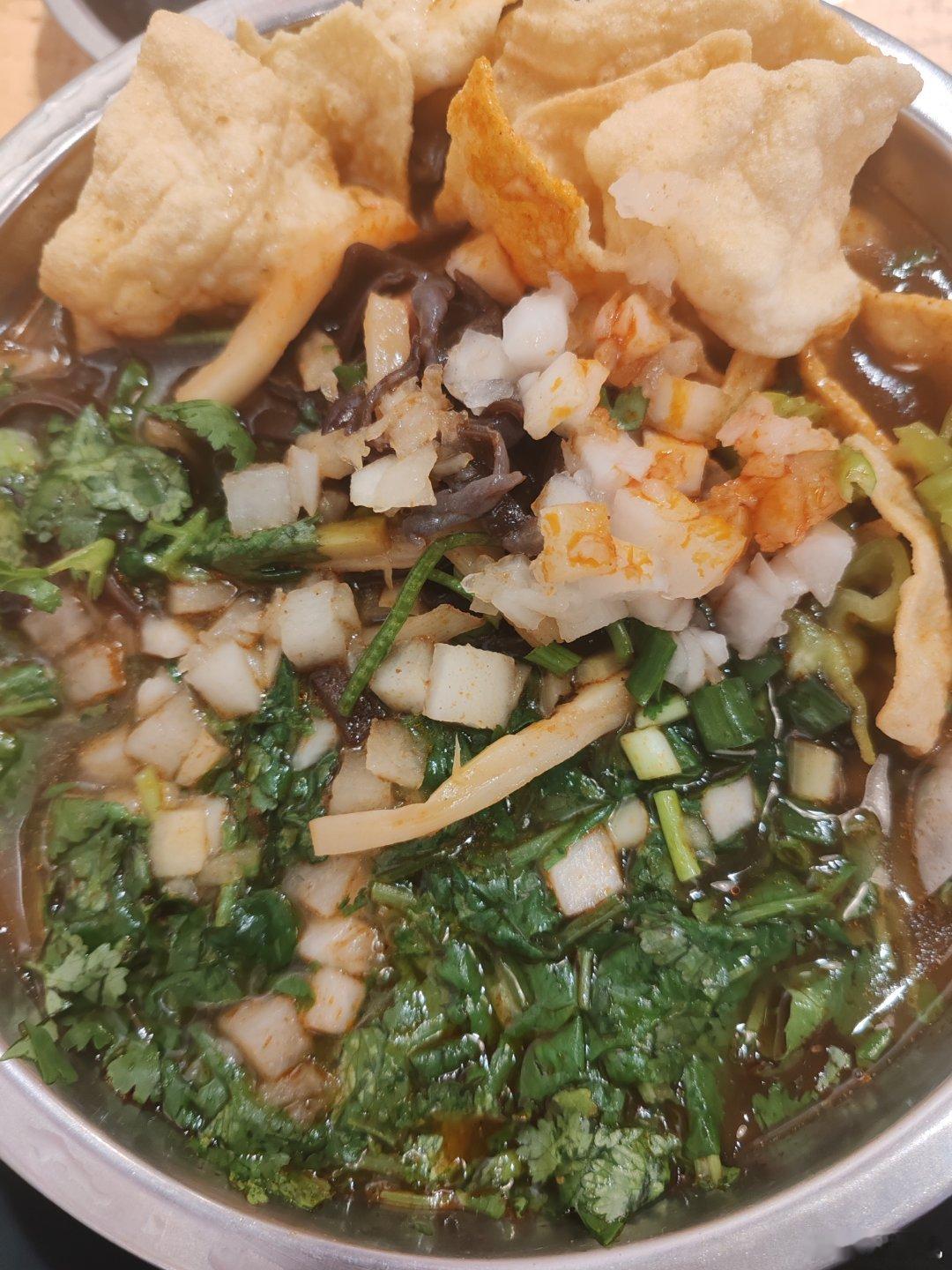 本来下午要出去办事，打算去吃食堂。没成想网管过来约我一起出去吃，吃完咱们正好一起