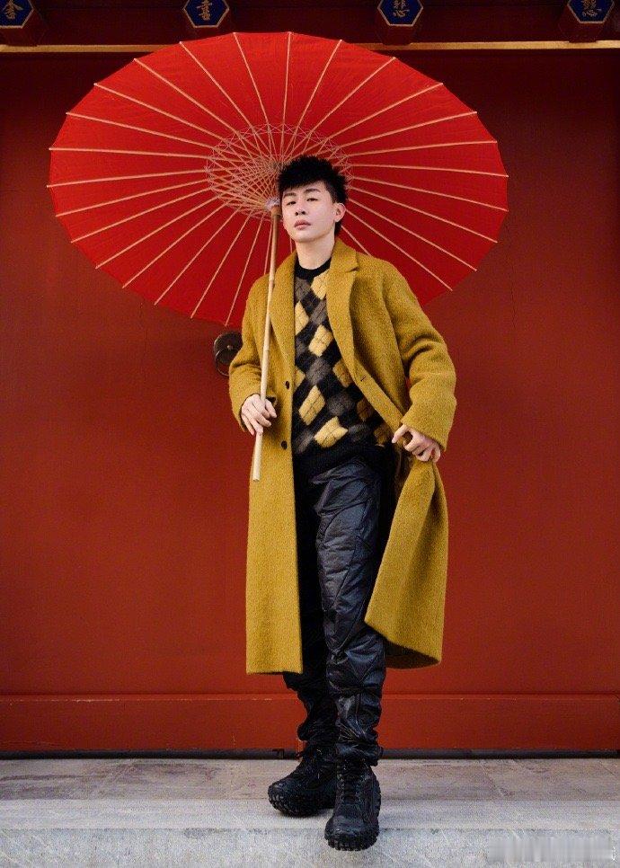 #胡彦斌新年妆#、#胡彦斌撑伞# 胡彦斌新年妆，胡彦斌撑伞，我爱了！ ​​​