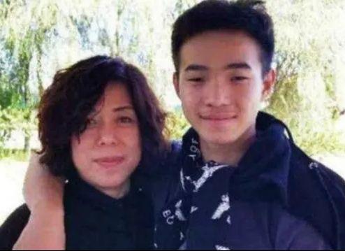 1995年，黑龙江一女子捡到一聋哑男婴，为了抚养他，不惜与丈夫离婚，甚至卖掉房产