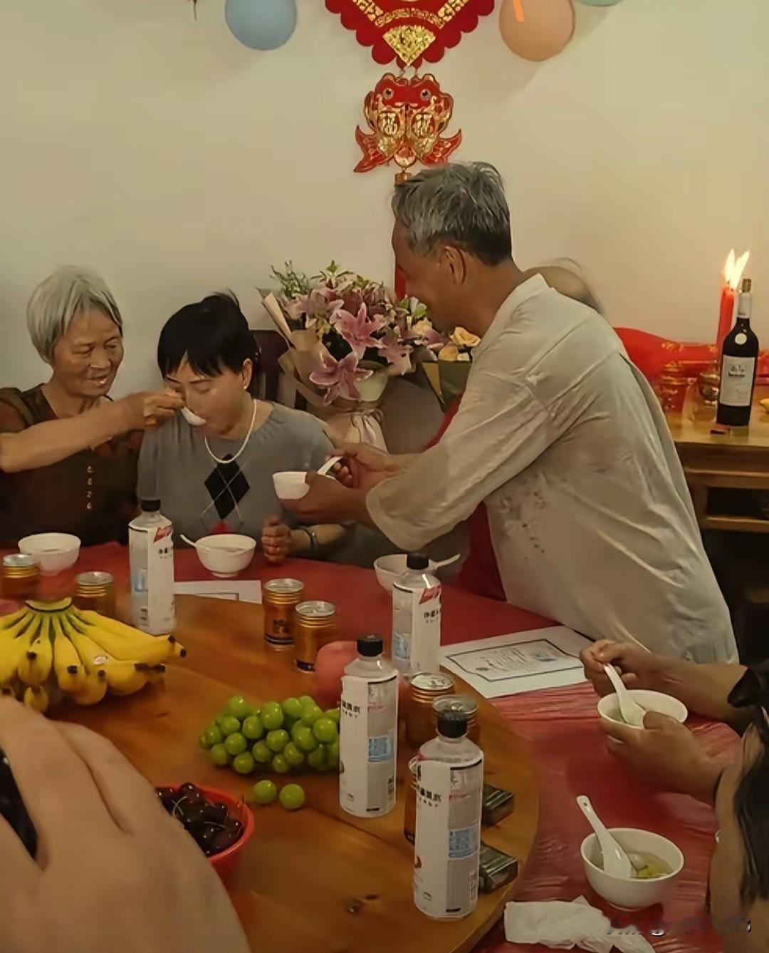 失恋58年的飞彩，现在终于找到了自己的哥哥。
      在认亲当天，大哥一直抱