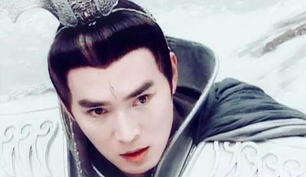 1998年，焦恩俊怕赔偿1000万的违约金，只好硬着头皮和看似60岁的西门大妈，