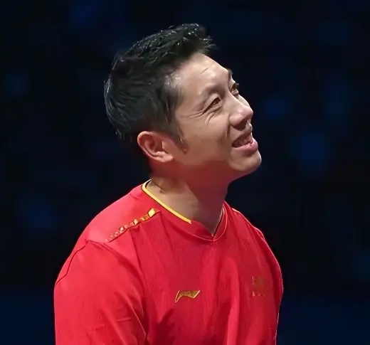 致敬老将，太不易！马龙搭档黄友政拿下关键双打，为北京八喜稳住局势。单打中马龙教周