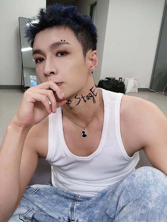 #张艺兴广州站今晚见##张艺兴演唱会今晚开唱# 张艺兴的广州演唱会今晚开幕，这将