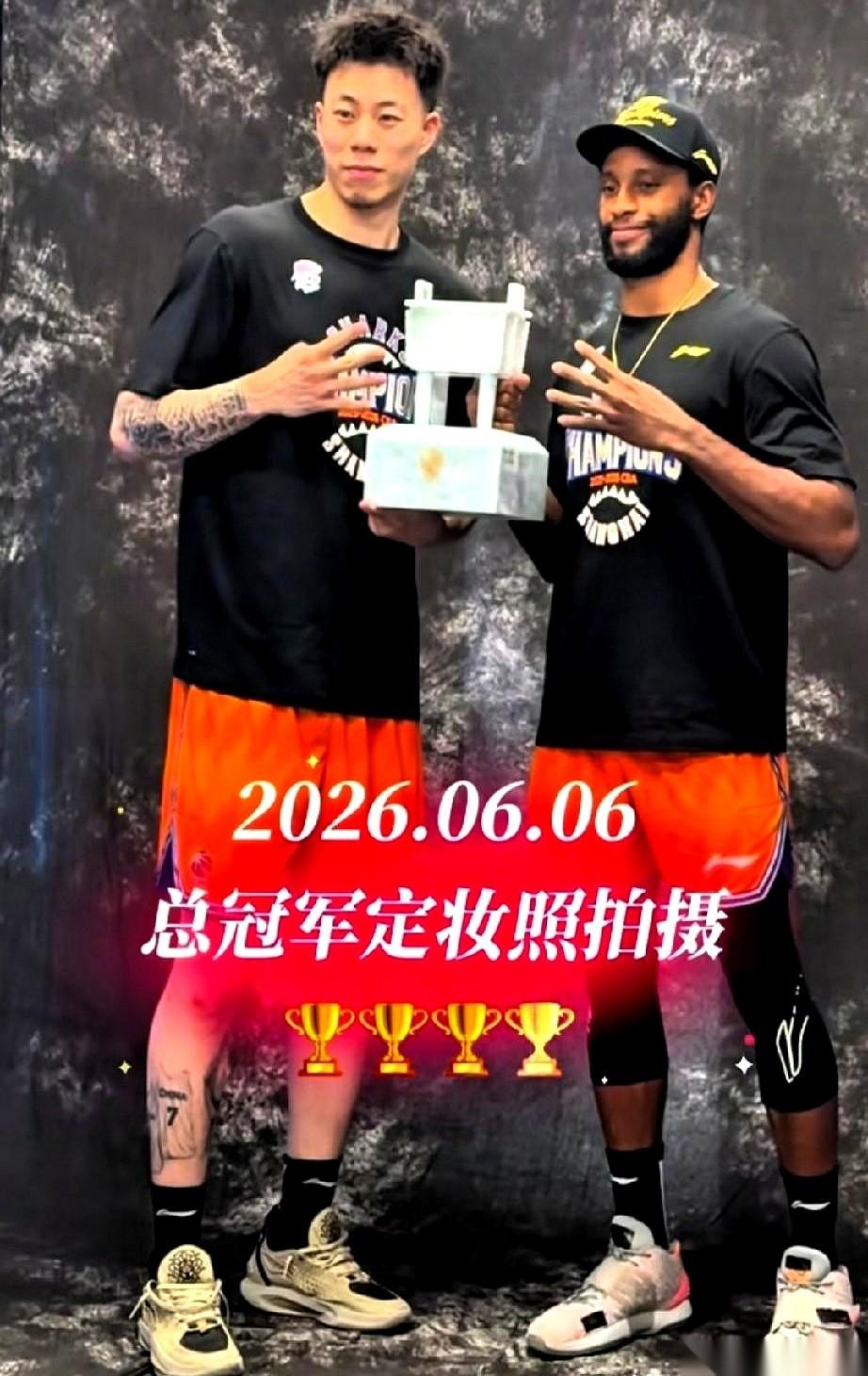 上海队夺冠第二天，张镇麟去拍定妆照。
闪光灯下，摄影师让他比个手势。他没说话，直
