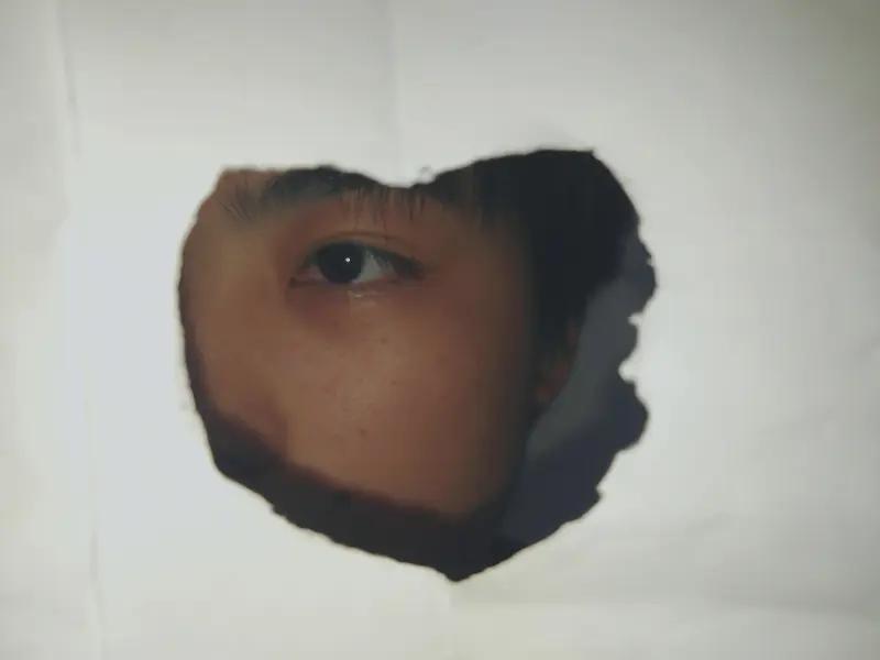 原来“再见”不是告别，而是把名字收进胸口，从此只敢在深夜默念；原来“成长”不是勋