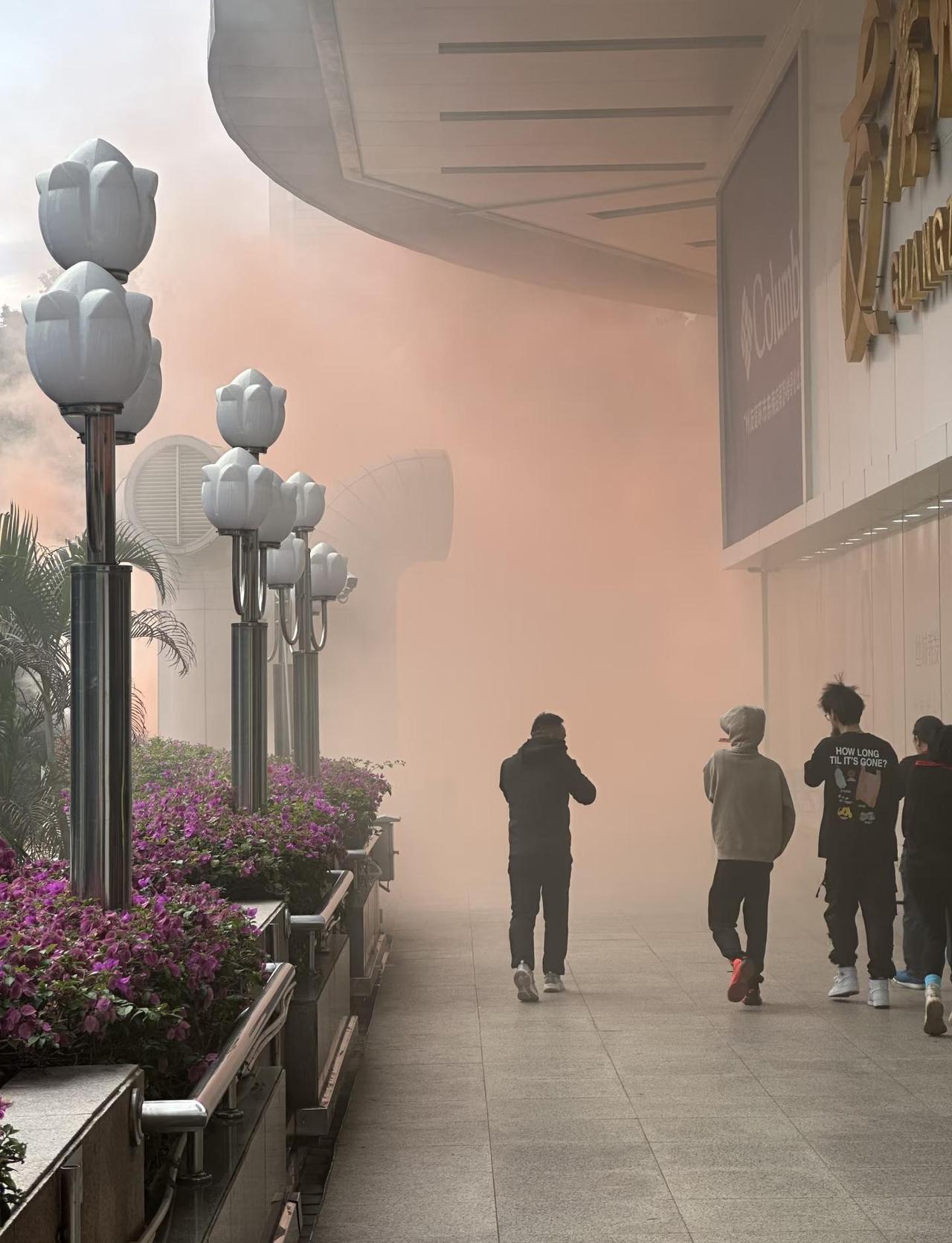 广州友谊商店发生什么事了
一股浓烟袭来 根本呼吸不了
生活新发现