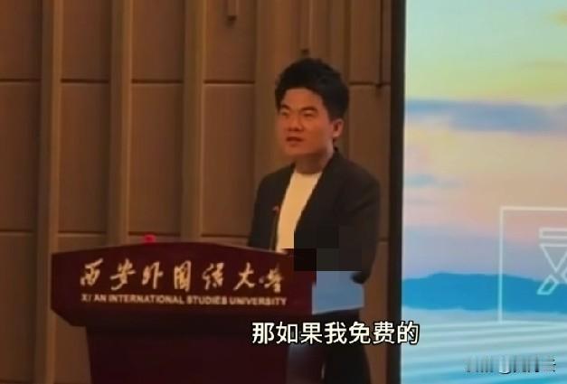 董宇辉在母校演讲时，首次提到当初免费为学生上课的事情。是不想在春天把学生丢下，让