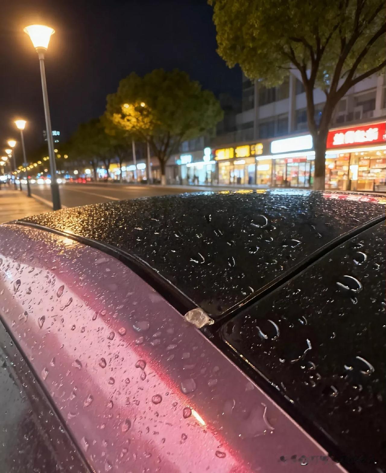 下冰雹了！豆大的雨点裹着弹珠大小的冰雹，劈头盖脸砸下来。

咱特斯拉车主害怕极了