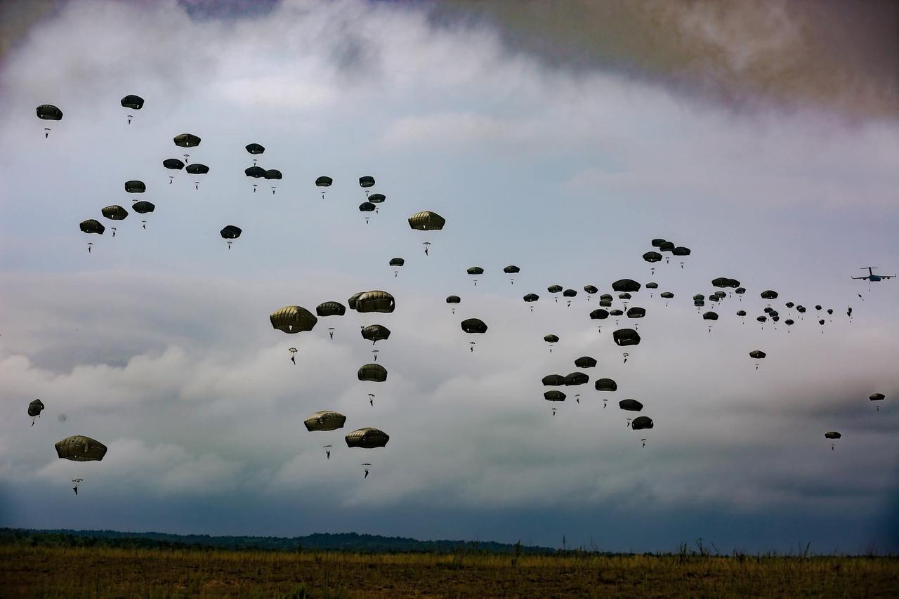 两名不愿具名的美国官员周一向路透社证实，美国陆军精锐82空降师的数千名伞兵已开始