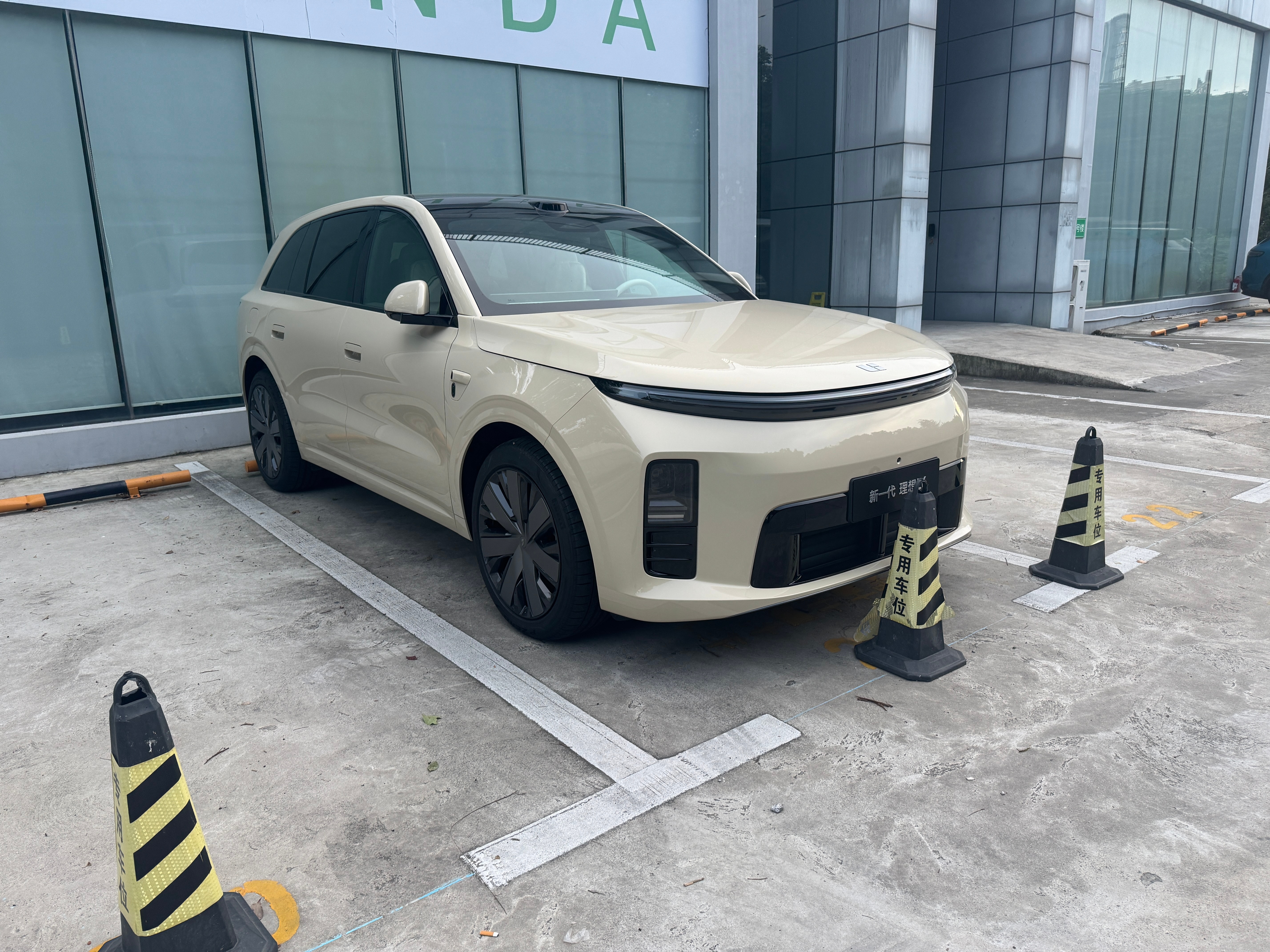 今天又开了会儿新L6。适应这个高坐姿以后，感觉比昨天更好了。从影棚回家的路很烂，