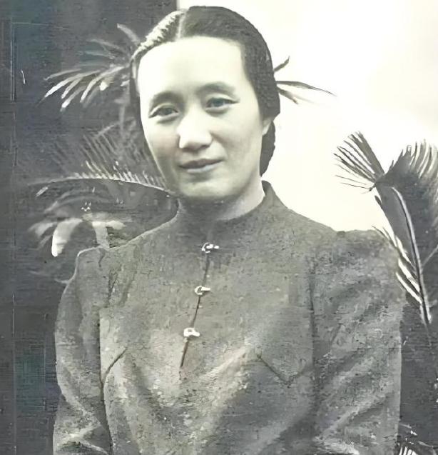 1949年，宋时轮受邀参加宴会，目光被一位身材较好的女子吸引，仔细一看，宋时轮顿