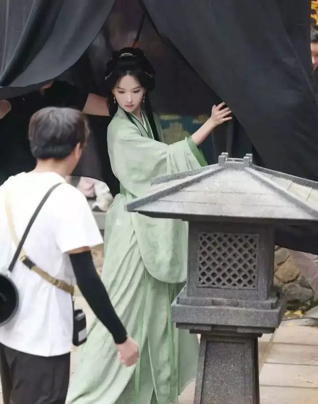 陈都灵身穿一袭绿衣仙气飘飘 举手投足间气质典雅 ​​​