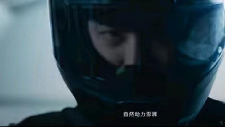 #王一博戴头盔骑行##王一博黑夹克#王一博黑夹克，哇 ​​​