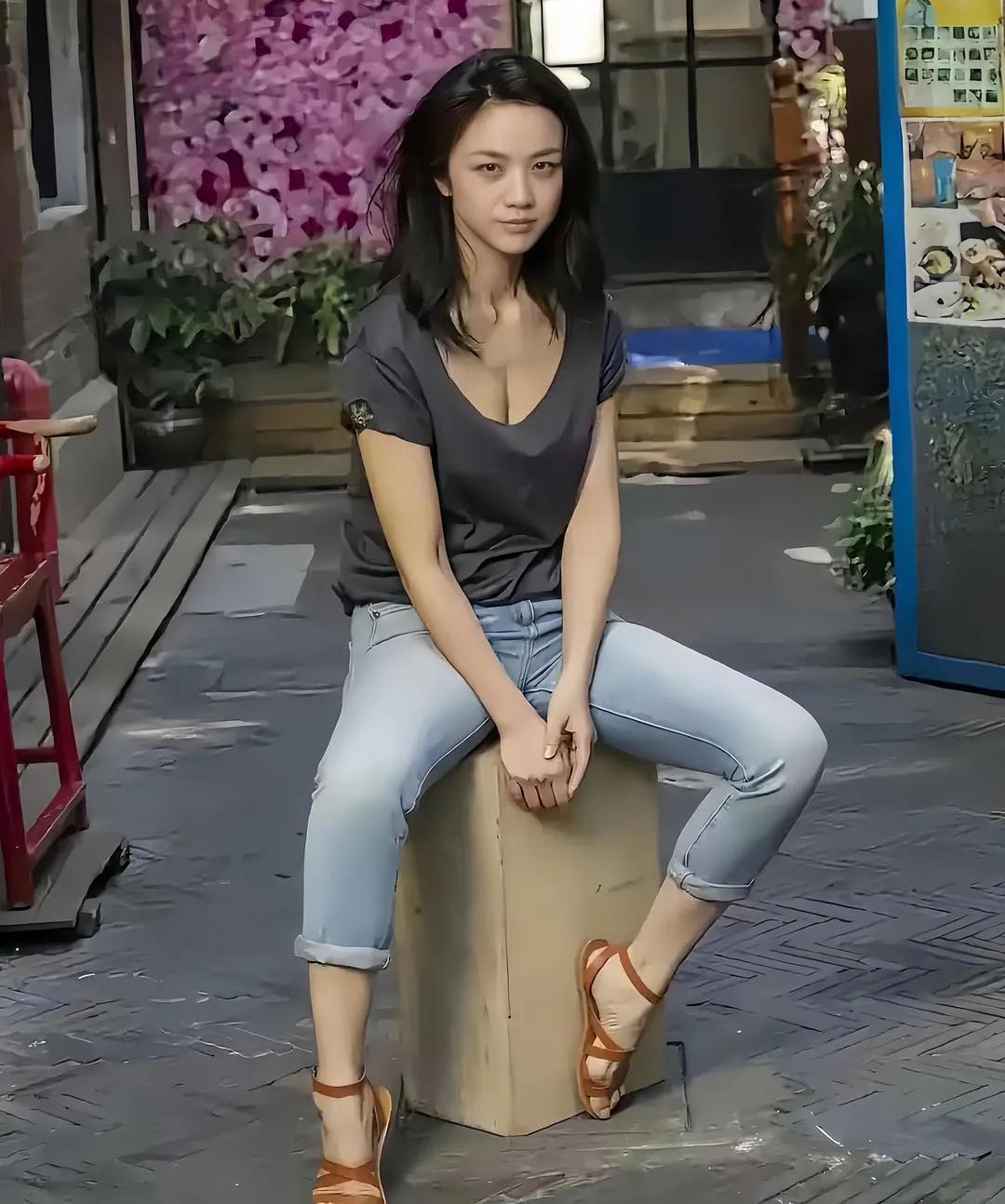 汤唯曾经红极一时的女星，她身材高挑，冷艳大气。底子很好，就算素颜的她依然美的不可