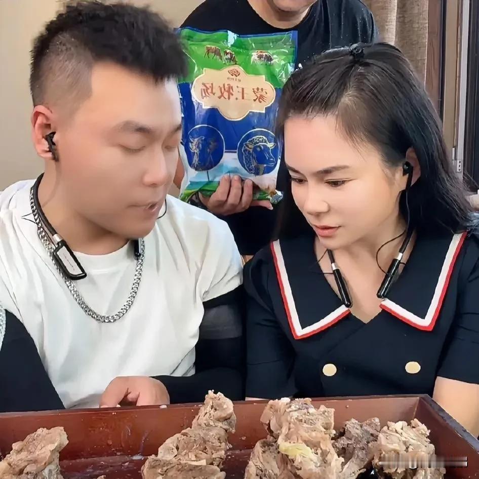 丁红娥没有离婚
   王铁蛋和丁红娥在一起直播，王铁蛋问丁红娥:“你和老公为什么