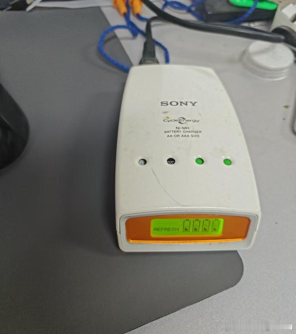 之前是索尼粉，连五号电池充电器都是索尼的，不过居然用到现在。看了一下标签是200