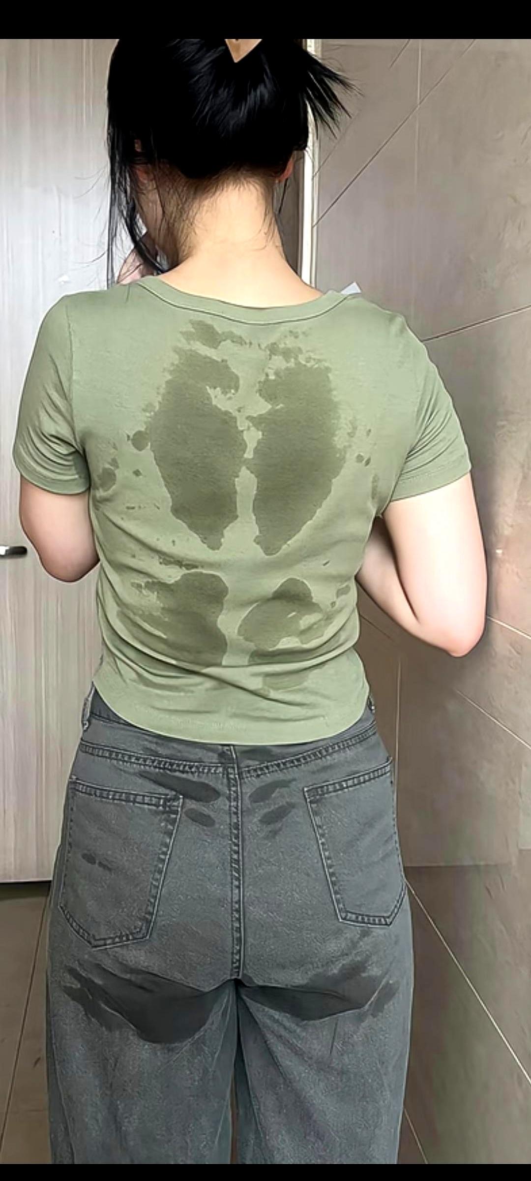 大夏天家里突然塞进两个大男人白吃白住，连衣着自由都没了，这日子搁谁谁不崩溃？
偏