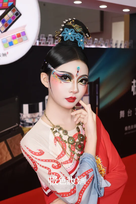 尝试不同的妆容