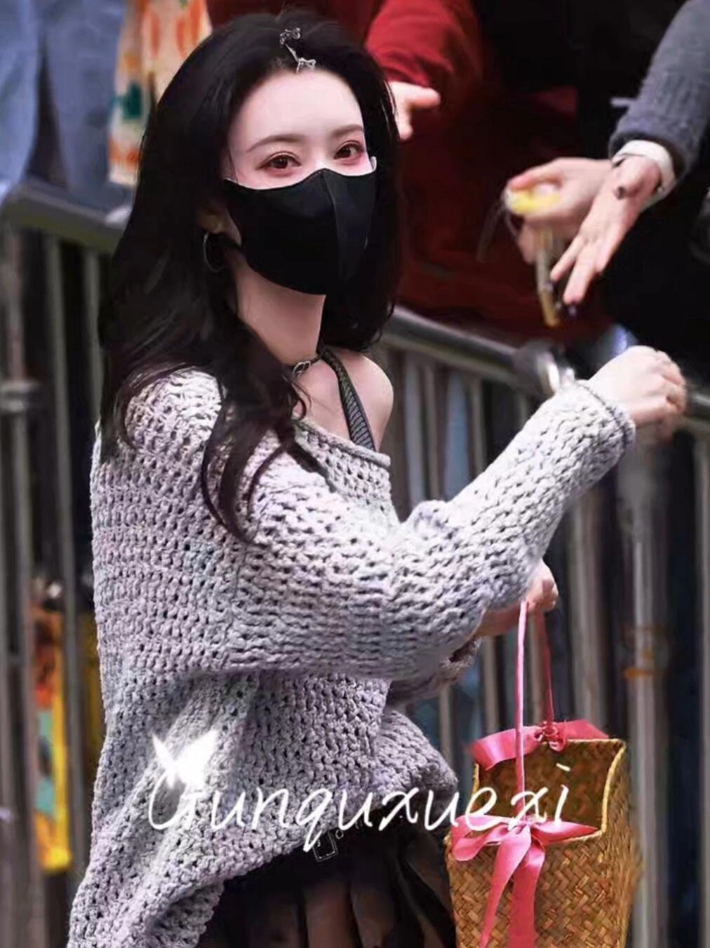 孟子义剧宣小天才孟子义给粉丝送香囊宣传百花杀 谁家好人上班还自带香囊发啊？孟子义