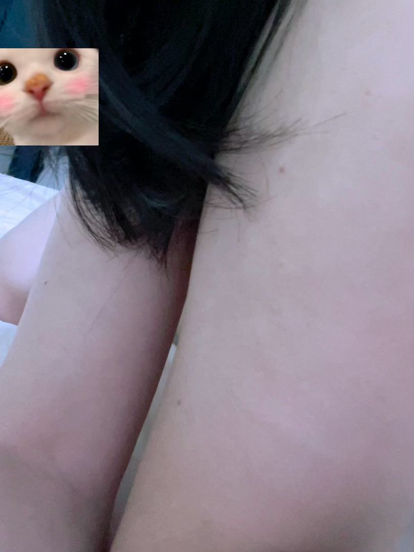 昨晚在他背上趴着听了一晚上周杰伦的《你算什么男人》，今早他把猫窝拿走了。