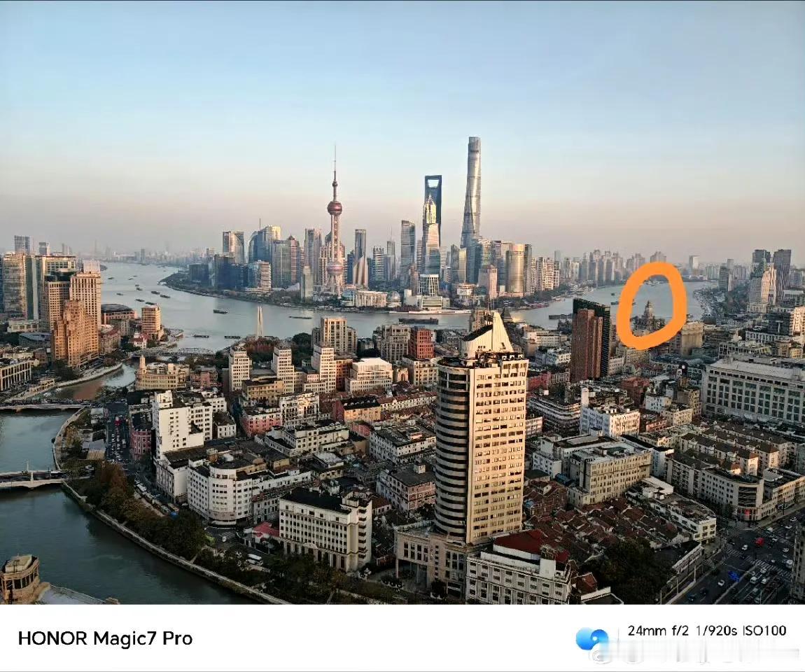 荣耀首席影像工程师罗巍发“大王”版本的样张了，AI算法加持下的100倍变焦，这个