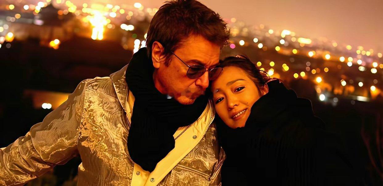 59岁的巩俐，被77岁的丈夫当街紧紧挽住手。 北京初雪那天，他们从白天走到黑夜。