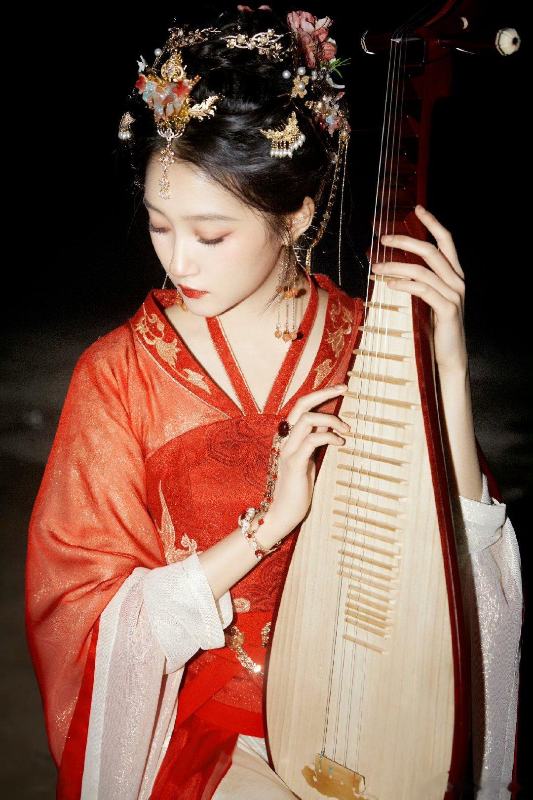 #关晓彤红衣琵琶女##关晓彤cos琵琶女# 太美啦[抱一抱][抱一抱] ​​​