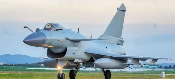 3月25日，中部战区飞行员史录权开着歼-10C巡逻时，竟然在自家大门口，被外机火