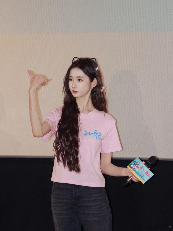 张艺凡手语回应听障观众 张艺凡真的太暖了！成都路演现场，她注意到后排的听障观众，