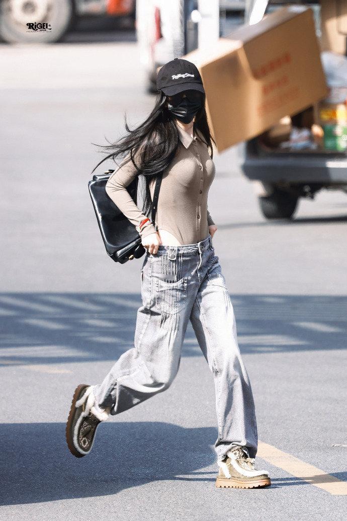 虞书欣行走的画报 虞书欣连体衣小蛮腰 虞书欣行走的画报，虞书欣虞书欣连体衣小蛮腰