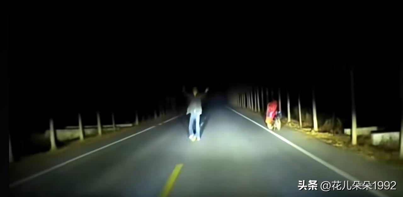 晚上2点多走这条道，居然还有一个骑摩托车拦车的，千万不能下车，因为远处看见有手电