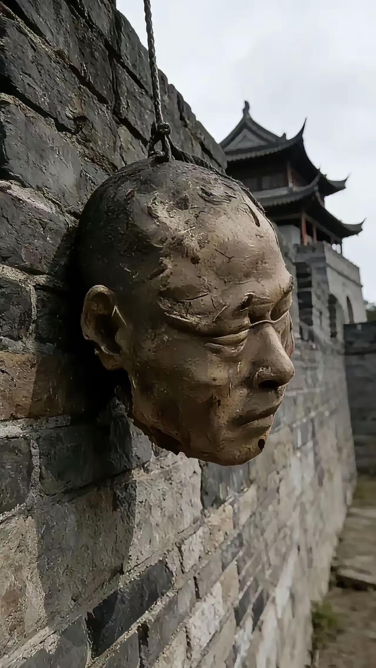 这张照片，可能会让你看得心头一紧，甚至不忍直视。
 
但请一定记住他的名字——丁