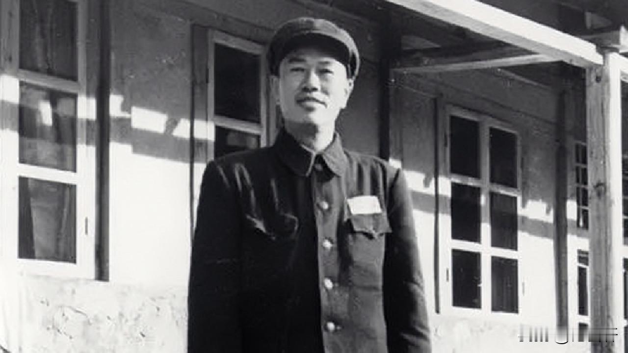 1973年，成都军区司令员秦基伟在开会时，看到台下一人心里不是滋味，他从大会主席