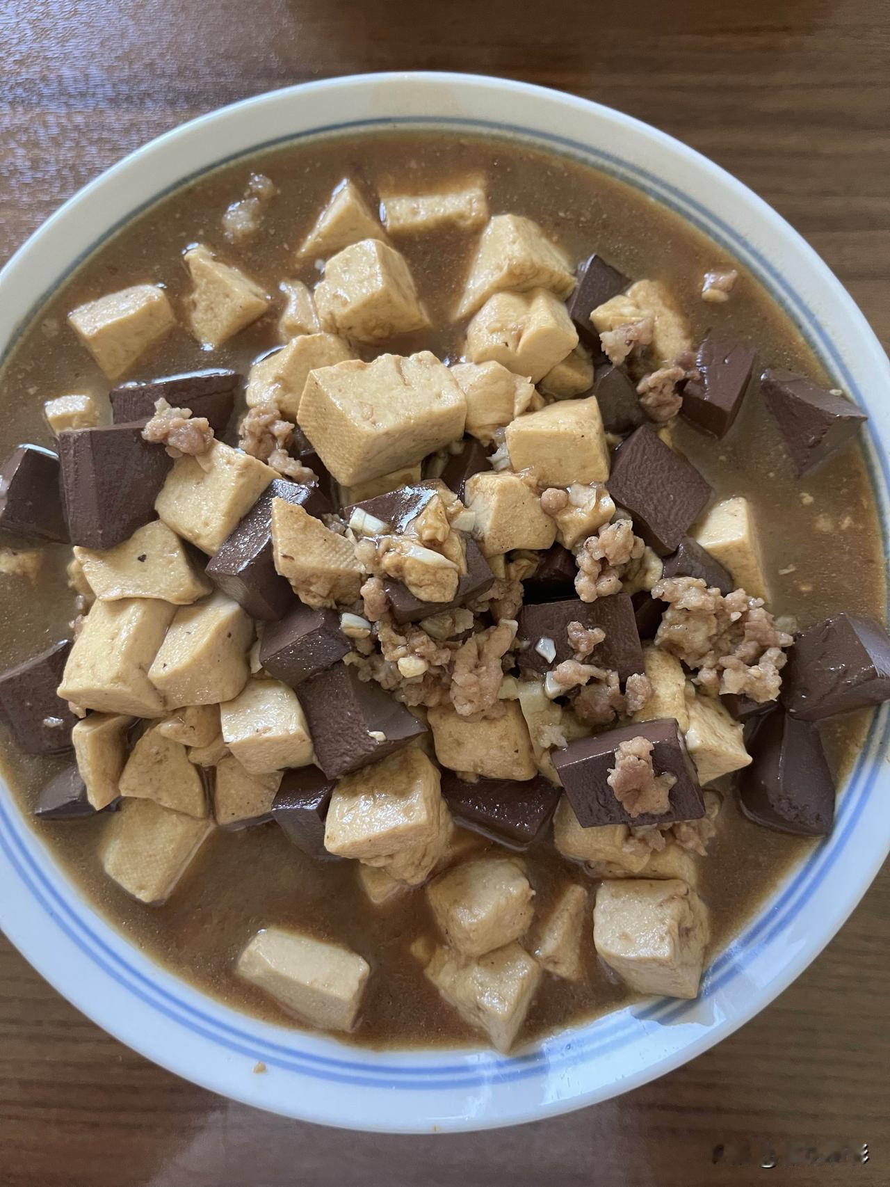 好友们晚上好！夏安吉祥，晚餐香香！今天的晚餐：
肉末双色豆腐
煎狗腿鱼
红薯玉米