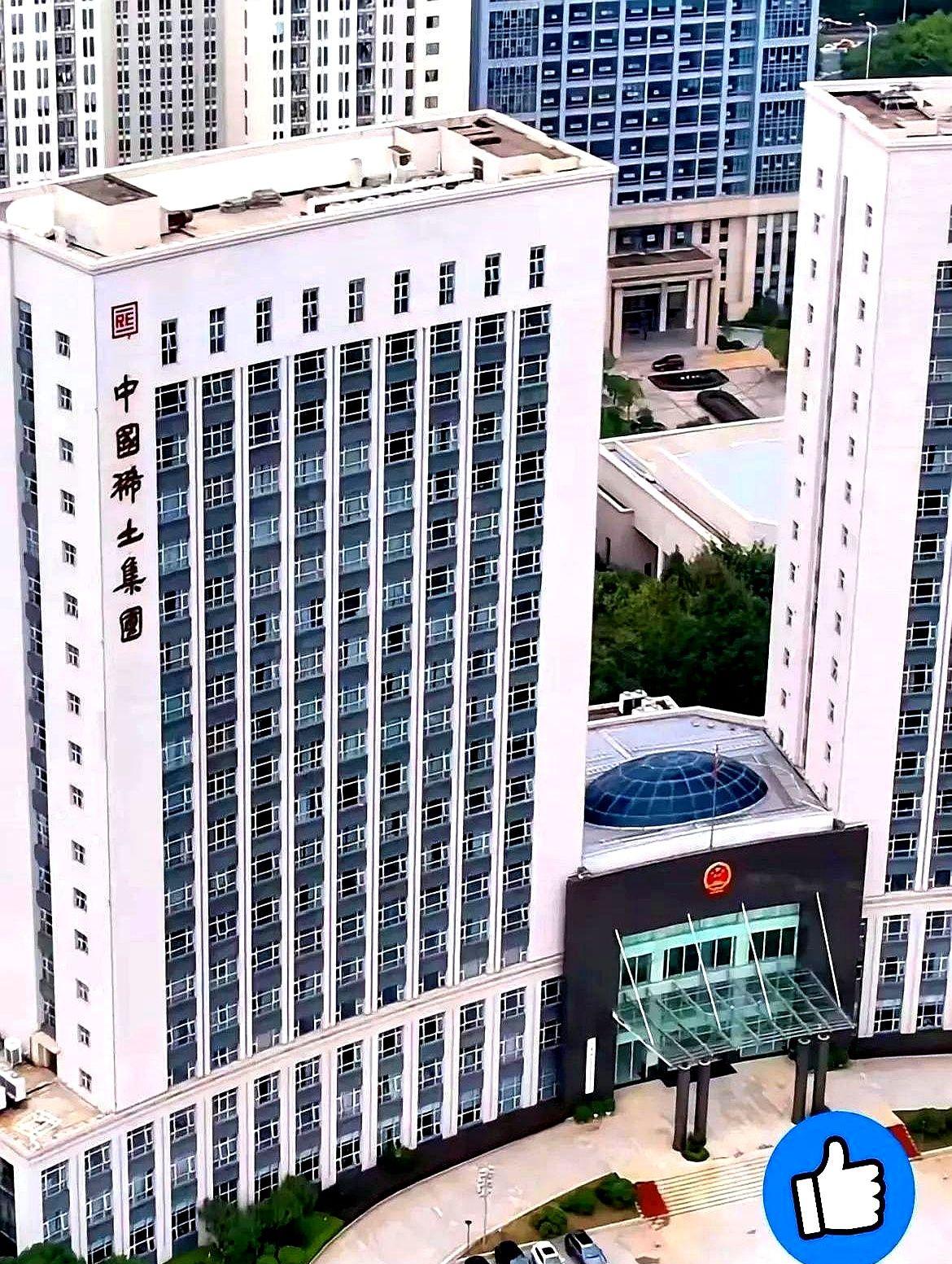 核心高管集体跑路。

背后是在偷卖核心家底。

这件事情的震动不小，看似只是人事