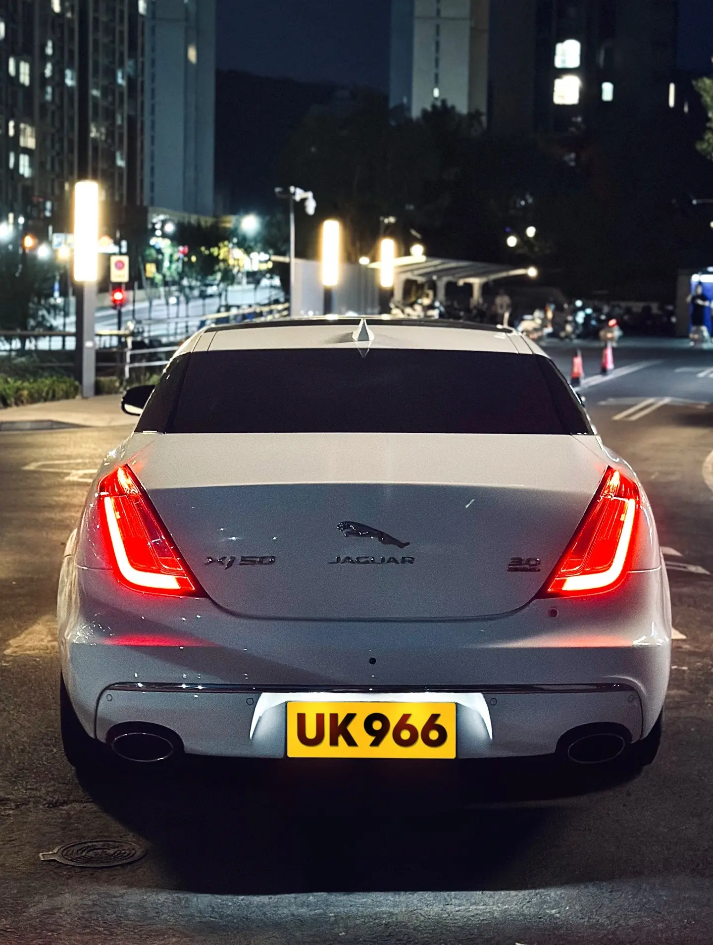 白色与罗赛洛红，Jaguar XJ50.