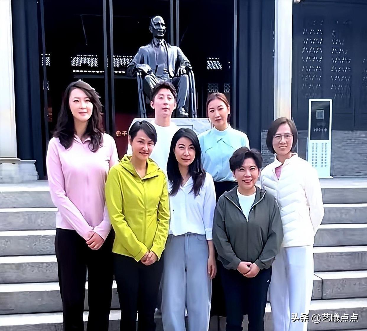 体坛世界冠军聚在一起，你认出几位？
前排有郭晶晶，她左侧是前跳水世界冠军高敏，退