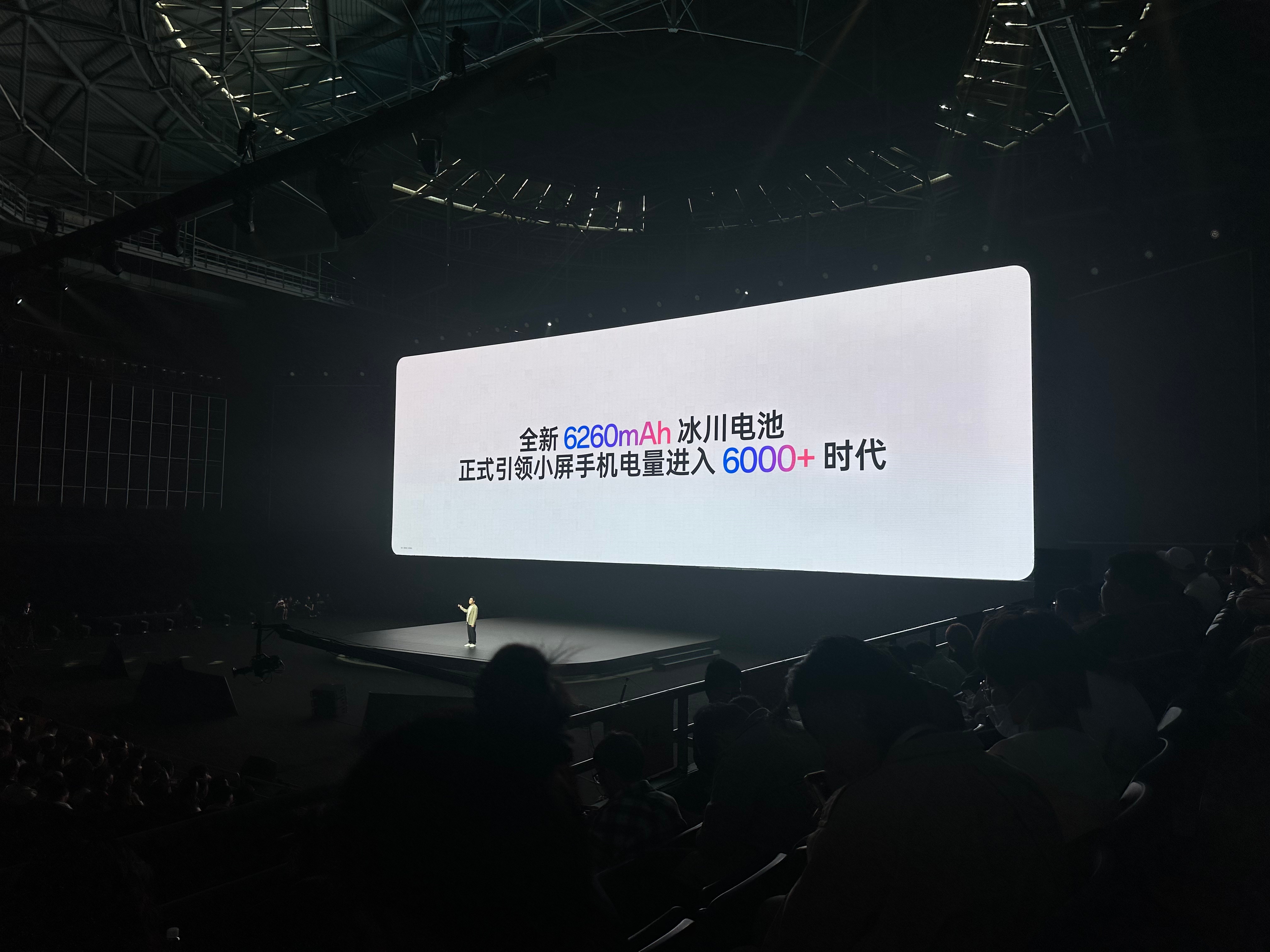 我去，这也太离谱了吧！这么薄这么小的机身，居然能塞下一块6260mAh的大电池？