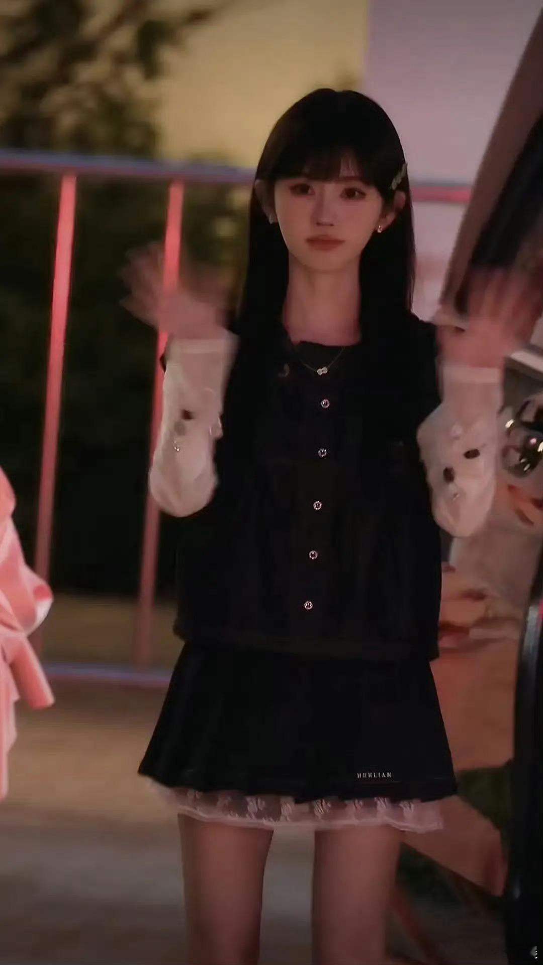鞠婧怡的装扮真的是越来越幼稚了，本来长得就小，给人一种小学生的感觉。 