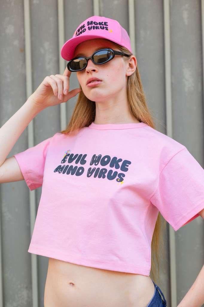 埃隆·马斯克关系疏远的跨性别儿子推出“邪恶觉醒思想病毒”周边产品，以此讥讽他的父