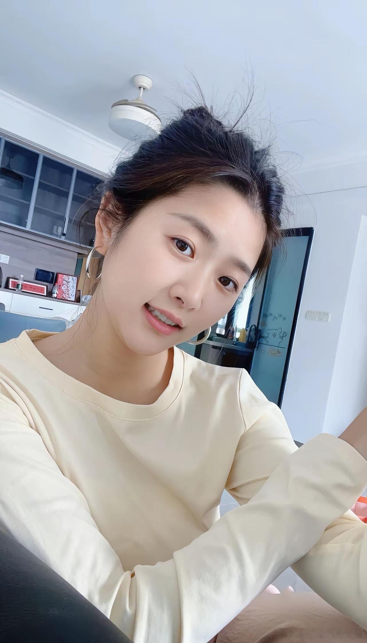 一枝红杏出墙来了 95年幼师小姐姐 