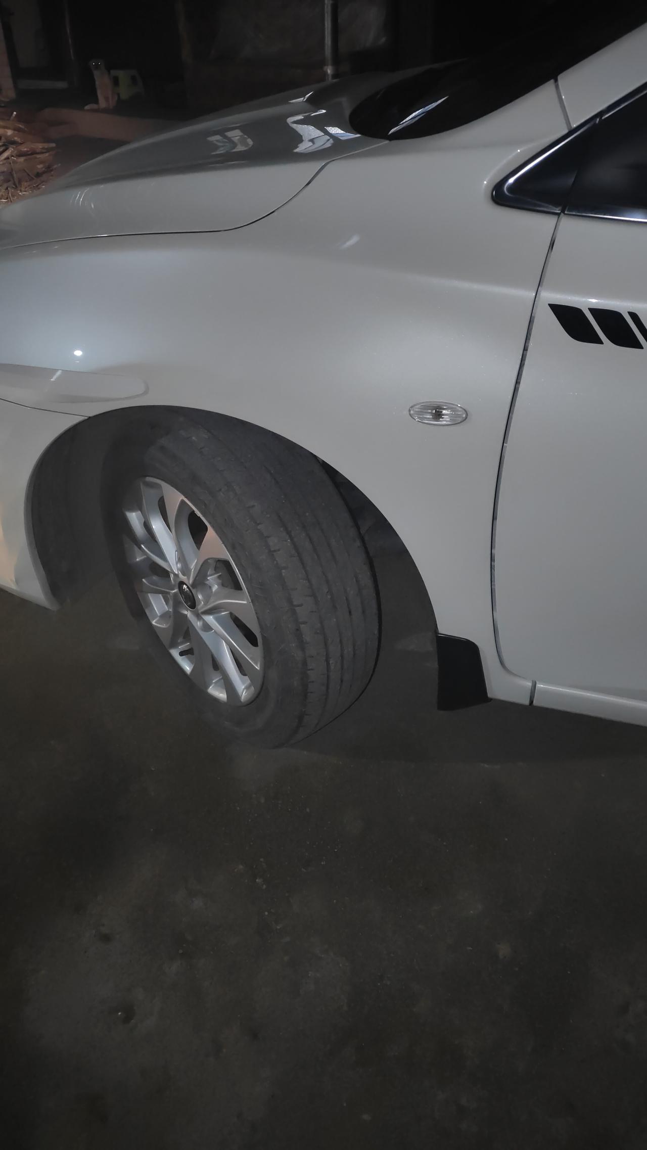 昨天晚上我哥们
借车出去约会
回来把钥匙给我了
我也没去看车
今天早上七点起来一