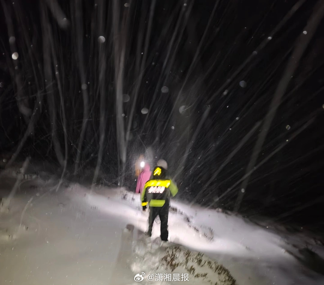 【库拉岗日一#女生失联后用牛粪保温在牛棚被找到#，#当地回应女生徒步失联在牛棚被