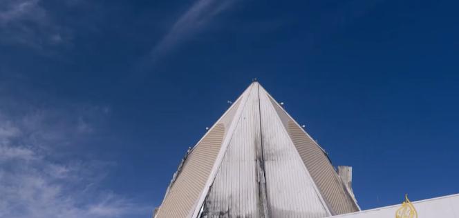 卡塔尔自己公开的被伊朗炸烂的美军铺路爪雷达。
 
虽然没有被完全炸烂，但零部件撒