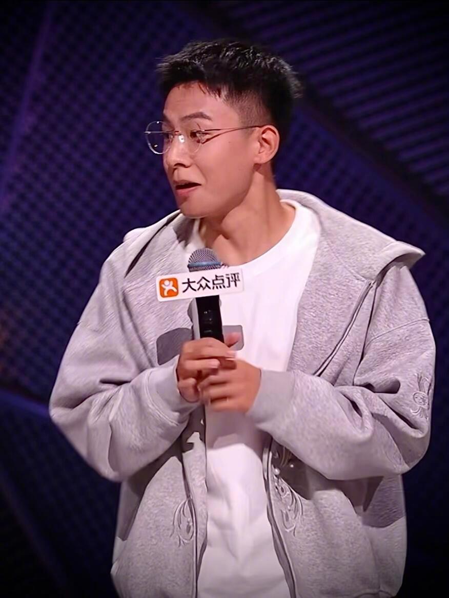 脱口秀和Ta的朋友们小五夯爆 谁听小五这段没想起自己的省钱日常？“没一次性拖鞋算