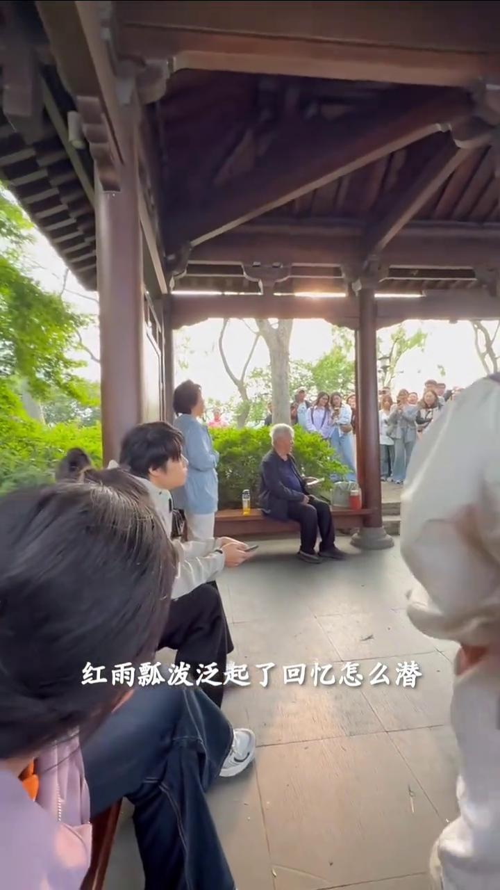 4月18日浙江杭州，西湖苏堤上爷爷奶奶唱起了歌，周围游客也跟着哼唱。
网友：这一