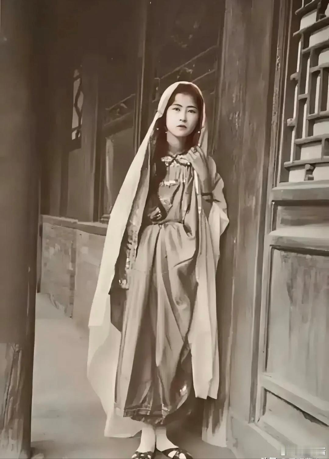一张经典老照片，这张照片拍摄于1924年，这是才女林徽因的真实样貌，并非演员扮演