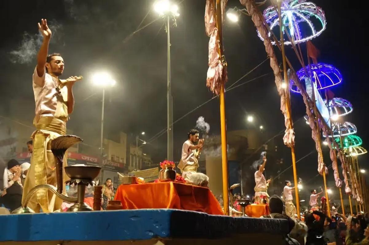 西方国家很少围堵印度，核心原因是围堵得不偿失。
 
英国殖民留下的治理烂摊子，让